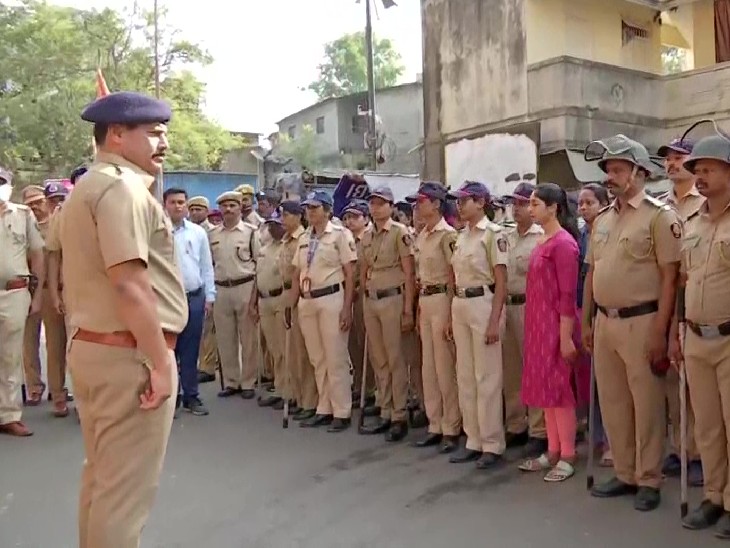 लाउडस्पीकर विवाद के बीच पुणे के कस्बा पेठ इलाके में भारी संख्या में पुलिस बल की तैनाती की गई है।