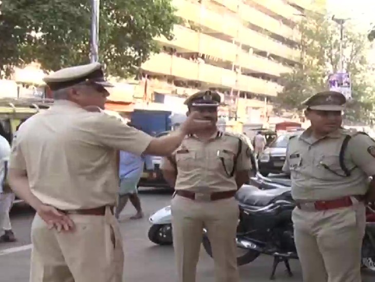 आंदोलन के बीच मुंबई के पुलिस कमिश्नर संजय पांडे खुद फील्ड पर उतर कर कानून-व्यवस्था का जायजा ले रहे हैं।