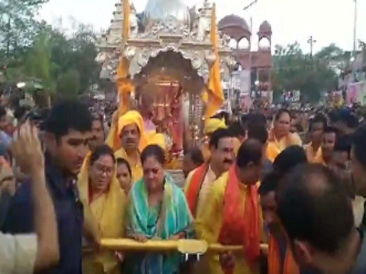 राजस्थान की पूर्व मुख्यमंत्री वसुंधरा राजे सिंधिया ने मां पीतांबरा का रथ खींचा।