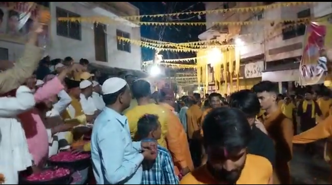 मां पीतांबरा की रथ यात्रा का मुस्लिम समाज के लोगों ने फूल बरसाकर स्वागत किया।