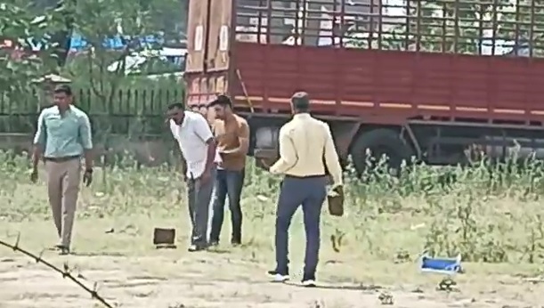 आरोपियों की गाड़ी की चेकिंग की तैयारी करते सुरक्षा एजेंसियों के कर्मचारी।