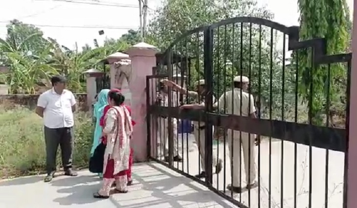 आतंकवादियों को मधुबन थाने में लाए जाने के बाद थाना आने वाले सामान्य फरियादियों को वापस लौटा दिया गया।
