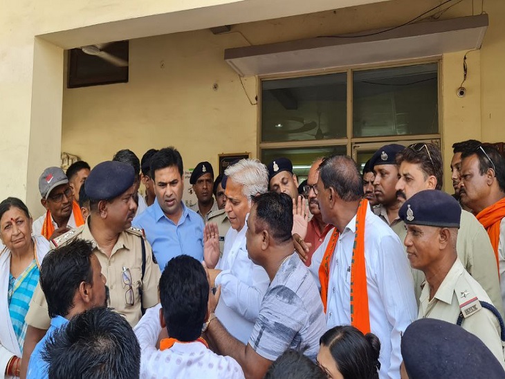 वरोध करते मोहल्ले के लोग व भाजपाई