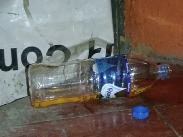 मौके से बरामद पेट्रोल की बोतल, दावा यह है कि इससे वे आग लगाने वाले थे।