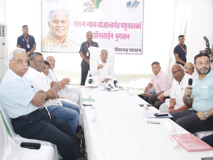 कृषि मंत्री रविंद्र चौबे गुरुवार को मुख्यमंत्री भूपेश बघेल के साथ गोधन न्याय योजना के कार्यक्रम में शामिल हुए।