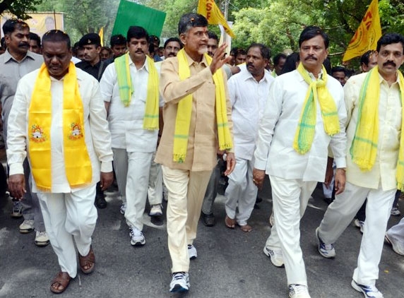 2004 में कुर्सी गंवाने वाले चंद्रबाबू नायडू ने 2013 में पदयात्रा की और CM बने।