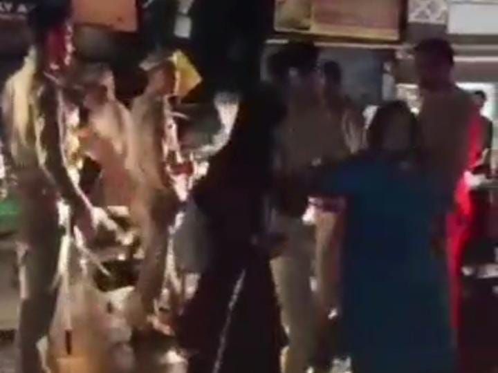 Woman Hina assaulting policemen on the middle road in Meerut.