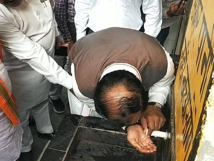 निरीक्षण के दौरान डिप्टी सीएम ने प्यास लगने पर अस्पताल परिसर में लगे आरओ का पानी पिया