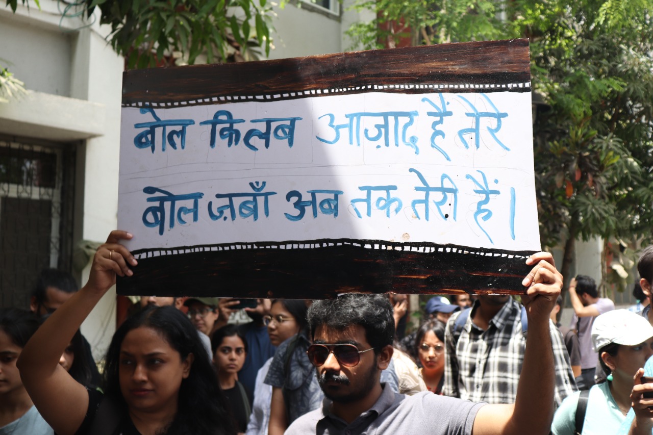 छात्र अनुराग ठाकुर के पहले दिए बयानों का विरोध कर रहे थे।