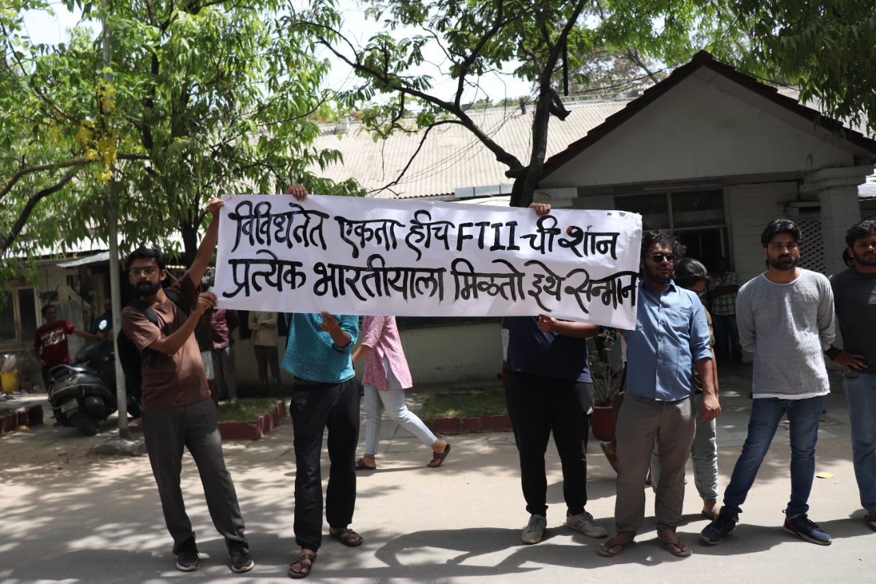छात्रों का कहना था कि अनुराग ठाकुर के मंत्री बनने के बाद से इंस्टिट्यूट की फीस लगातार बढ़ी है।
