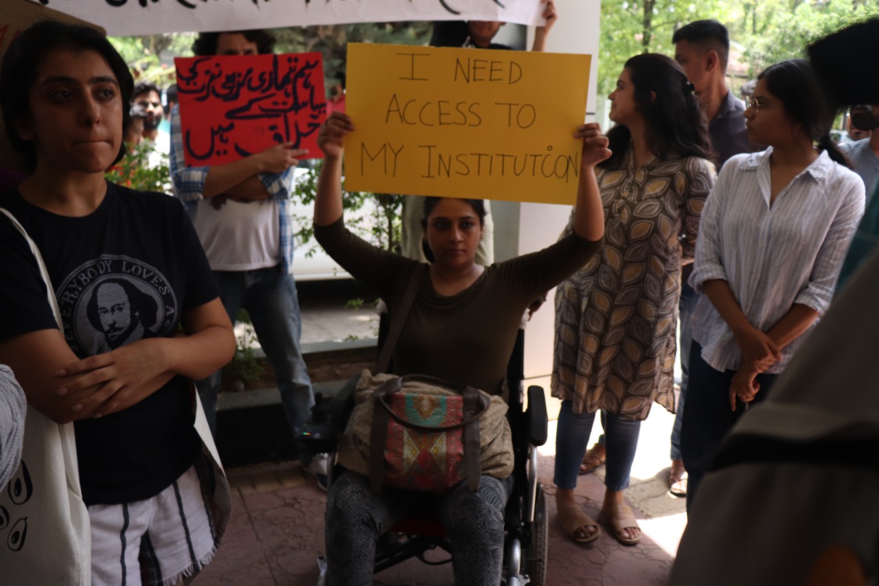 विरोध करने वाले छात्रों अनुराग ठाकुर से मिल कर अपनी परेशानी बताना चाहते थे।