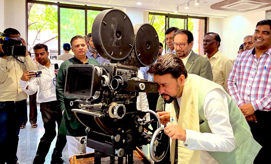 अनुराग ठाकुर तकरीबन एक घंटे तक कैंपस में रहे, इस दौरान उन्होंने फिल्म निर्माण की बारीकियां समझी।