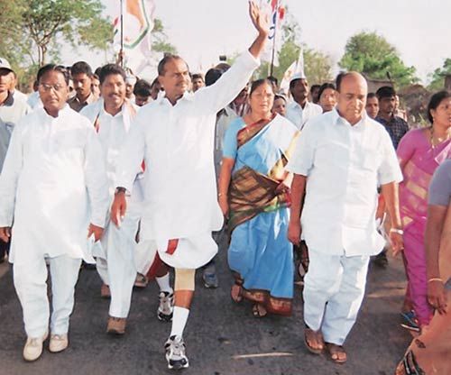 अपनी 1,500 किमी की पदयात्रा के दौरान वाईएसआर ने आंध्र के 11 जिलों का दौरा किया।