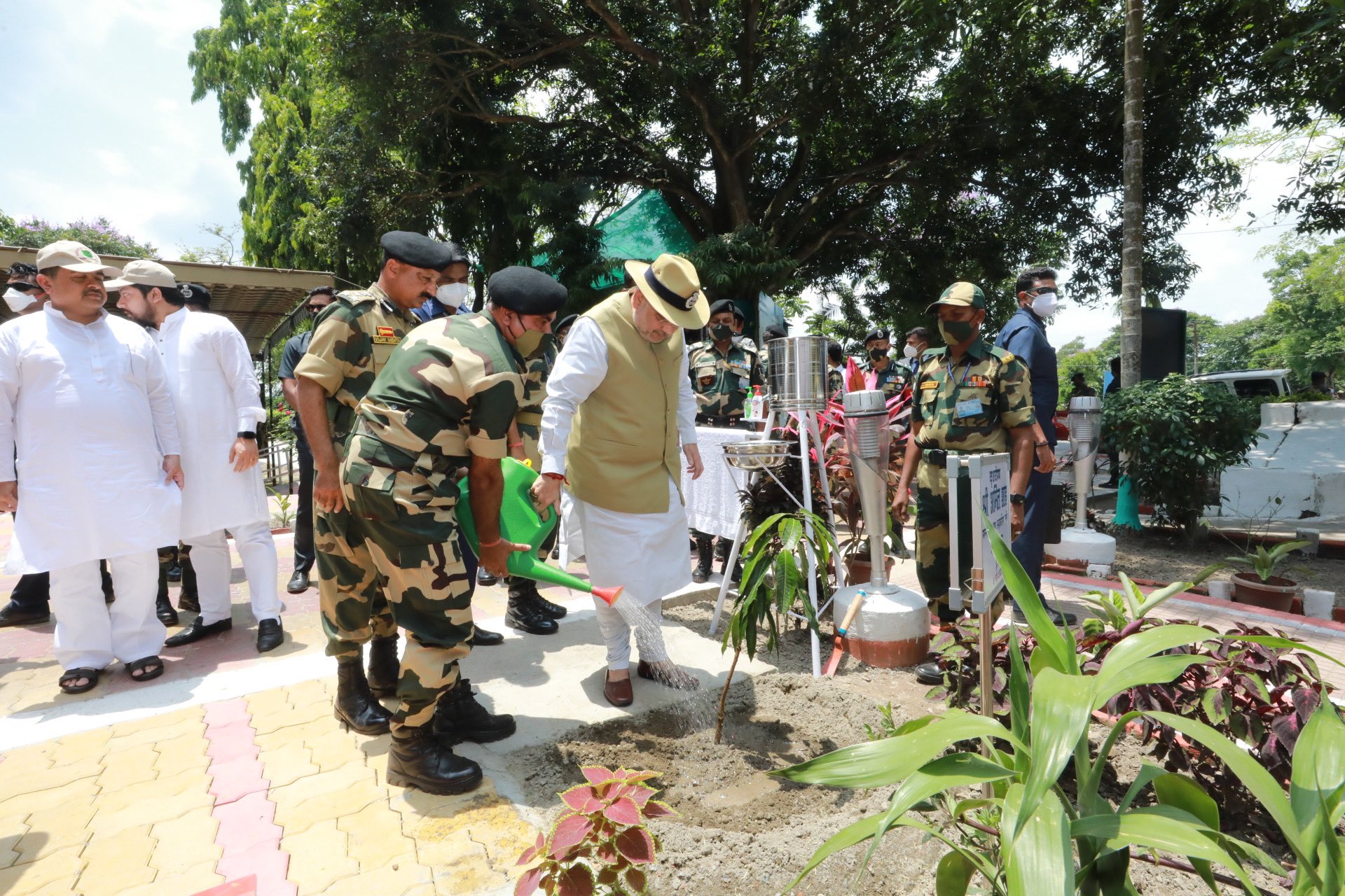 BSF के तीन बीघा कॉरिडोर में केंद्रीय गृहमंत्री अमित शाह ने पौधरोपण भी किया।