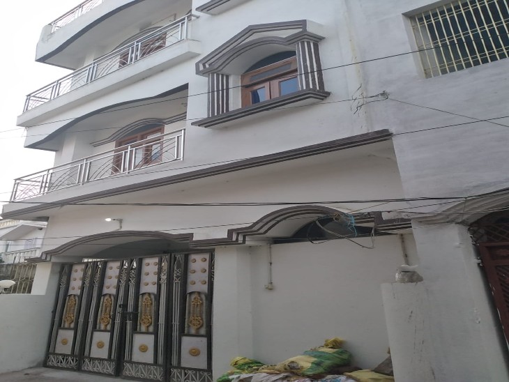 जेल सुपरिटेंडेंट के घर पर चल रही छापेमारी - Dainik Bhaskar