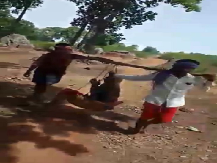 महिला के परिजनों को रास्ते में कई जगह रुकना भी पड़ा।