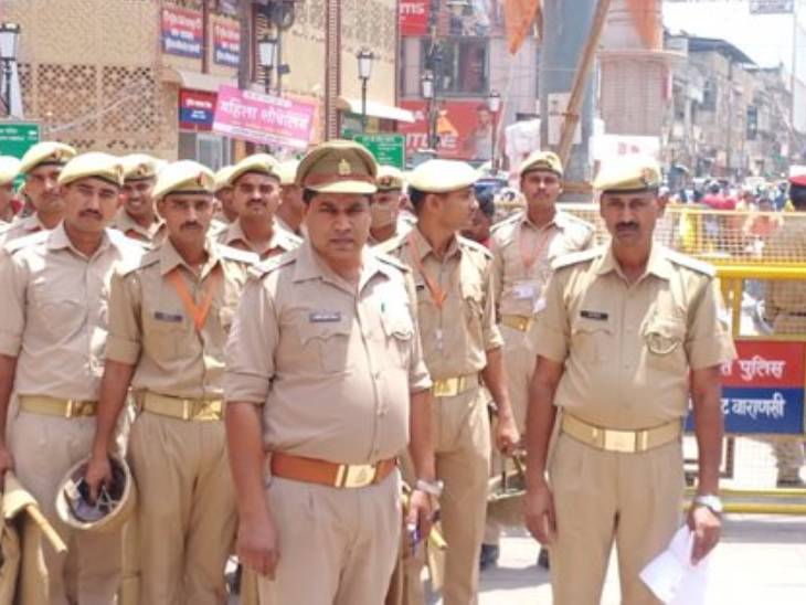 ज्ञानवापी के आसपास पुलिस और पीएसी की तैनाती की गई है।