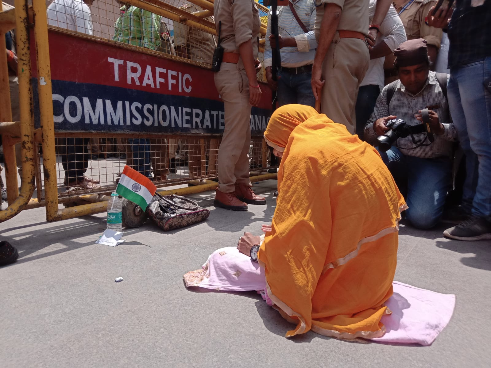 एक महिला सड़क पर ही बैठकर नमाज पढ़ने लगी थी, पुलिस उसे अपने साथ ले गई है।