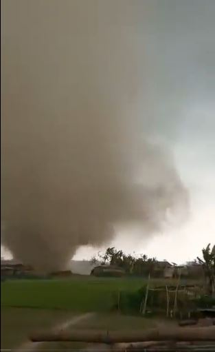 असस के बारपेटा में आए बवंडर को लोगों ने अपने मोबाइल में कैद किया।