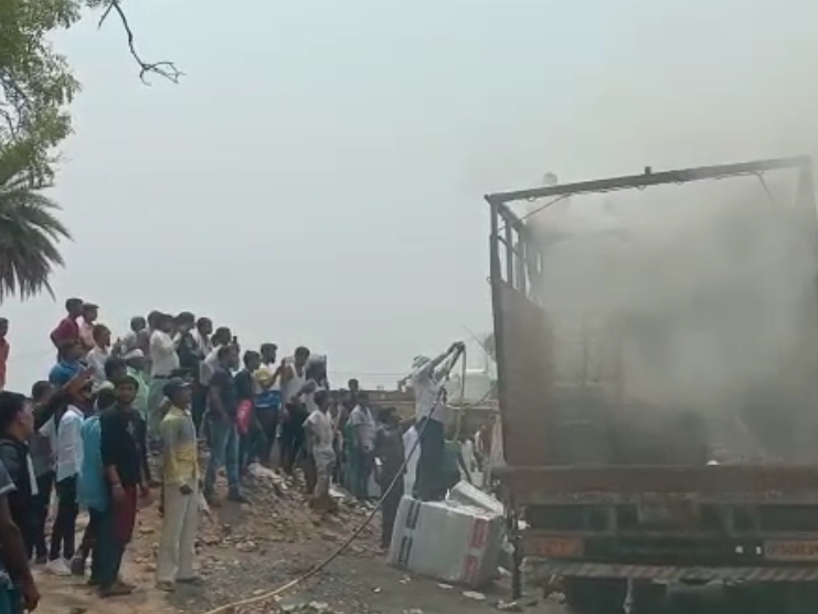 The goods loaded on the vehicle burnt to ashes, the fire brigade ...