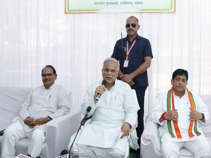 प्रेस वार्ता में मुख्यमंत्री के साथ प्रभारी मंत्री डॉ. शिव डहरिया और स्थानीय विधायक और स्कूल शिक्षा मंत्री डॉ. प्रेमसाय सिंह टेकाम भी मौजूद रहे। - Dainik Bhaskar