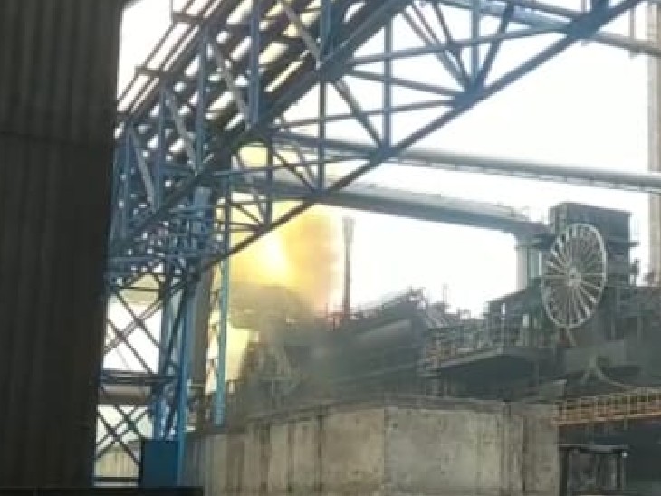 प्लांट में लगी आग।