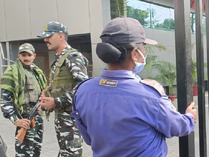 छापेमारी के दौरान मौजूद सुरक्षाबल।