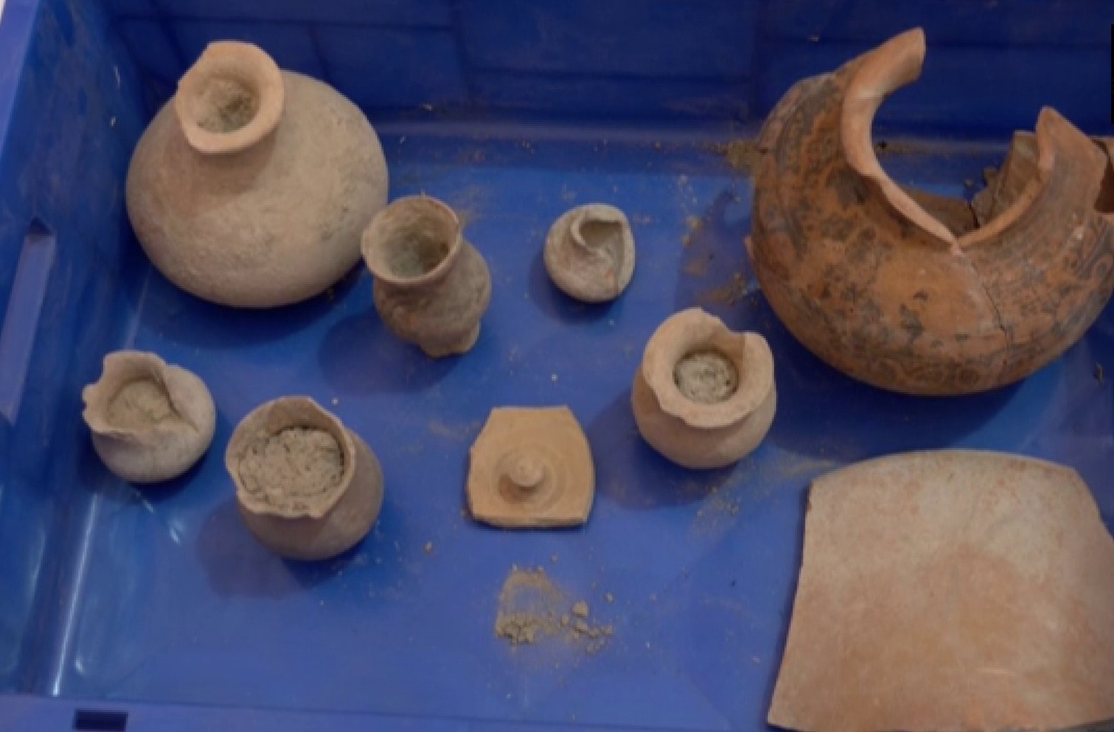 खुदाई दौरान कई टूटे हुए बर्तन मिले हैं, जिन पर हड़प्पा काल की लिपि अंकित है। साइट से जो भी अवशेष मिले हैं, उन्हें म्यूजियम में रखा जाएगा ।