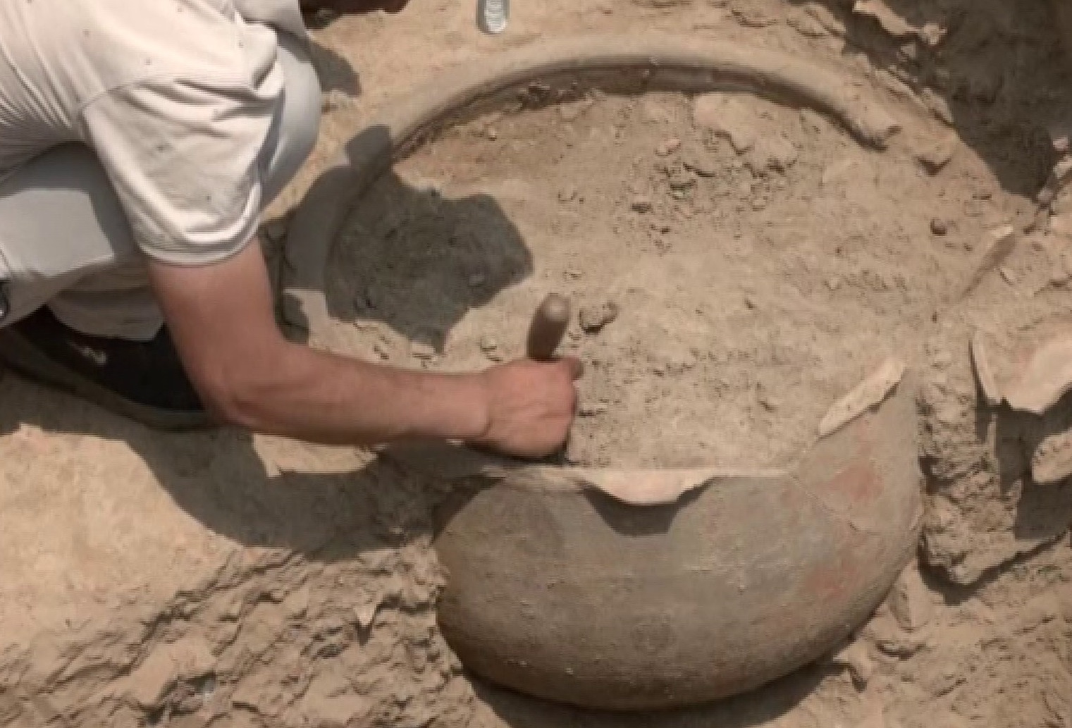 राखीगढ़ी साइट पर जहां पर अवशेष मिले हैं, वहां पर पुरातत्व विभाग की टीम द्वारा बारीकी से जांच की जा रही है।