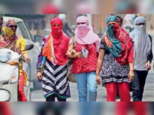 तीखी गर्मी से बचने के लिए युवतियों कुछ इस तरह से निकल रही हैं।