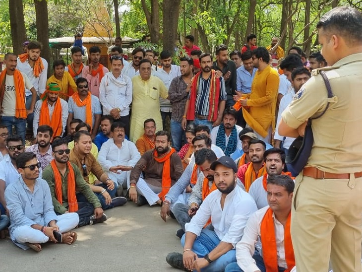 भाजपा कार्यकर्ताओं ने सोमवार को देर तक प्रशासन के फैसले के खिलाफ नारेबाजी की। - Dainik Bhaskar