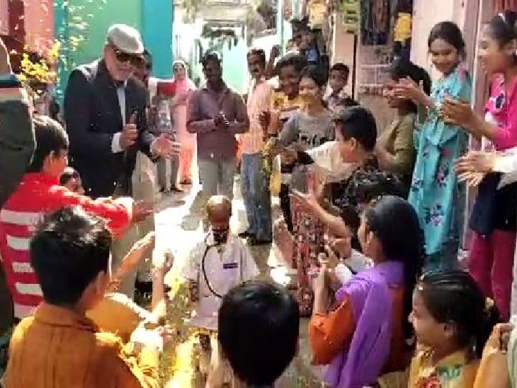 एक दिन का डॉक्टर बनाने पर गुंजन का स्वागत किया गया।
