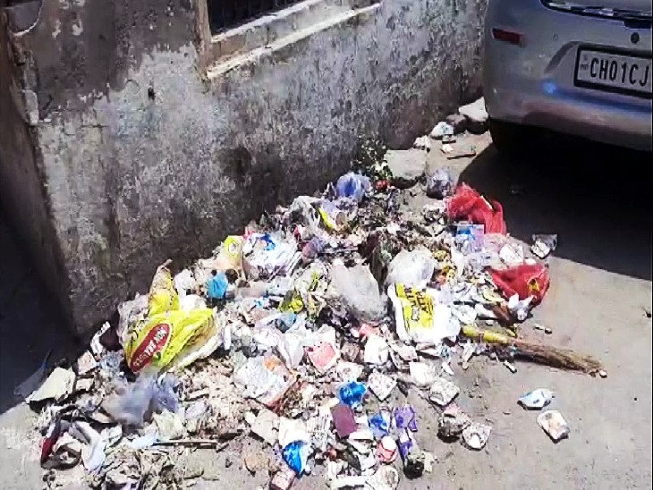 जगह-जगह कूड़े के ढेर सड़कों के किनारे लगे हुए हैं।