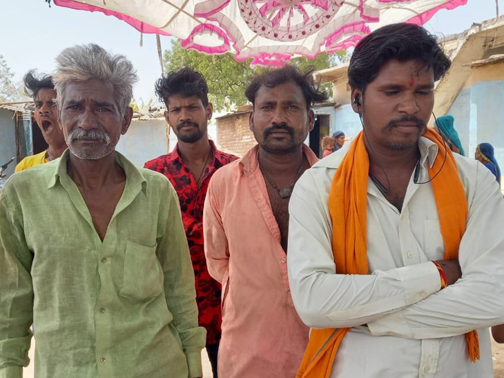 दूल्हे पक्ष के लोग।