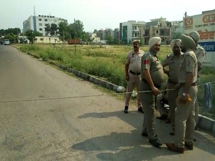 इंटेलिजेंस हेडक्वार्टर की बिल्डिंग को जाते रास्ते को पुलिस ने सील कर दिया है