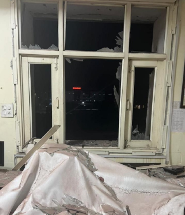 हमले के बाद पुलिस के इंटेलिजेंस विंग के हेडक्वार्टर के कमरों में रखा हुआ सामान बिखर गया।