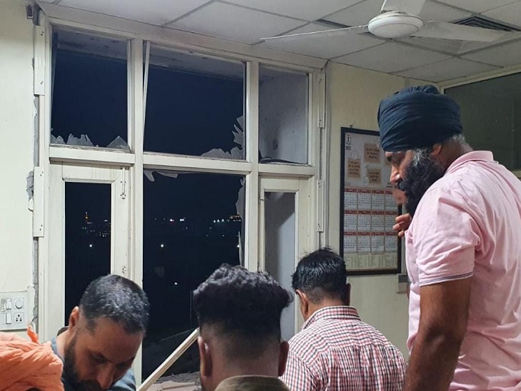 हमले से बिल्डिंग की खिड़कियों के शीशे टूट गए, हालांकि इसमें कोई व्यक्ति घायल नहीं हुआ।