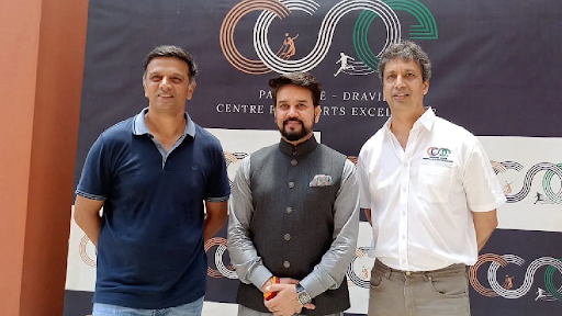 एक कार्यक्रम राहुल द्रविड़ खेल एवं युवा मंत्री अनुराग ठाकुर के साथ।