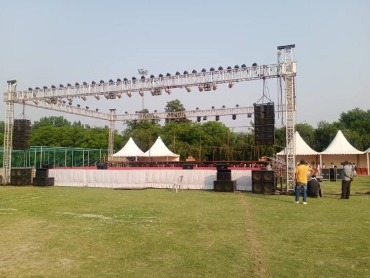 ये तस्वीर विक्टोरिया पार्क की है। यहां सांस्कृतिक आयोजन के लिए मंच तैयार किया जा रहा है।