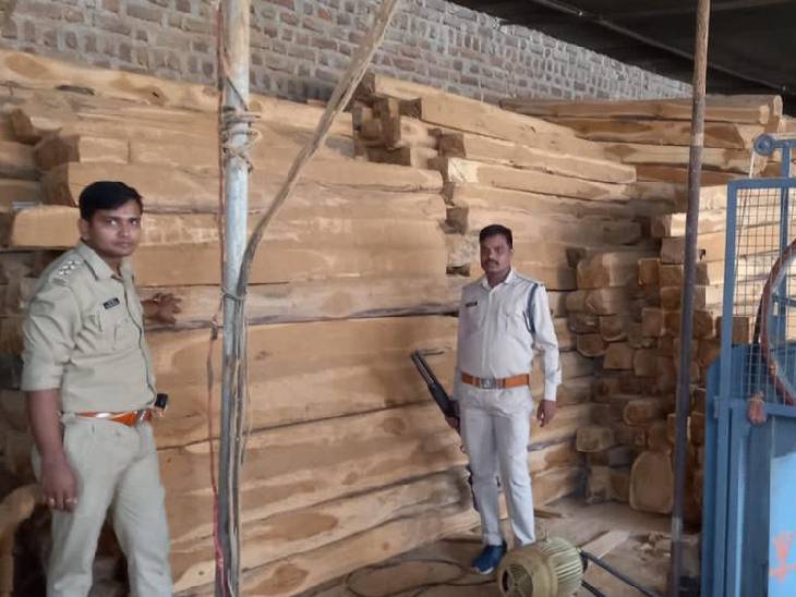 कार्रवाई सोमवार रात से ही जारी है।