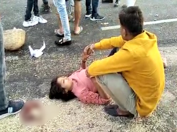 ट्रेलर की टक्कर से ट्रैक्टर-ट्रॉली में बैठे लोग हवा में उछलकर दूर जा गिरे।