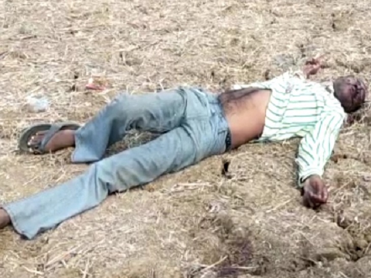 युवक का खेत में शव पड़ा मिला है।