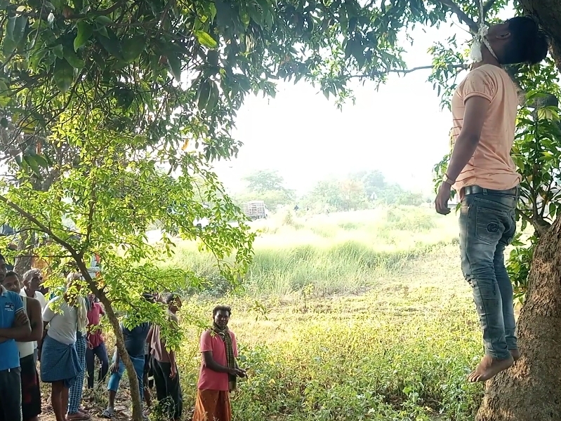 पेढ़ से लटका राजा का शव।