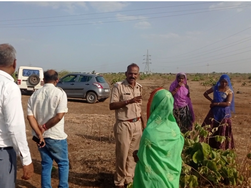 कचरा डालने को लेकर हुआ विवाद, मौके पर भारी पुलिस बल तैनात Dispute