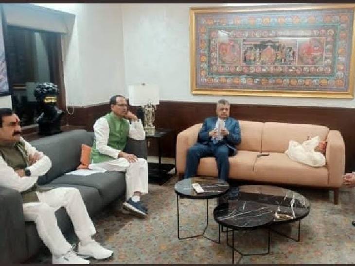 मुख्यमंत्री शिवराज सिंह चौहान और गृहमंत्री नरोत्तम मिश्रा ने सॉलिसिटर जनरल तुषार मेहता से मुलाकात की।