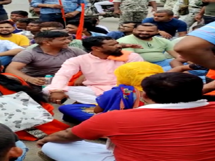 लोग इस तरह से काफी देर तक सड़क पर बैठे रहे।