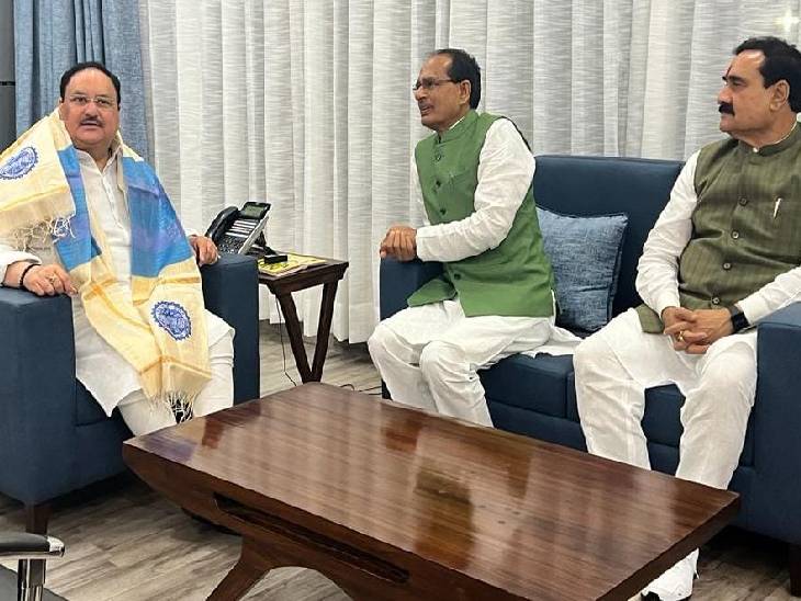 सीएम शिवराज और गृहमंत्री नरोत्तम मिश्रा ने नई दिल्ली में बीजेपी के राष्ट्रीय अध्यक्ष जेपी नड्डा से मुलाकात कर उनसे ओबीसी आरक्षण के संबंध में चर्चा की।