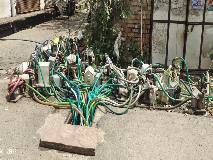 एक हौज में डूबे सैकड़ों पाइप।