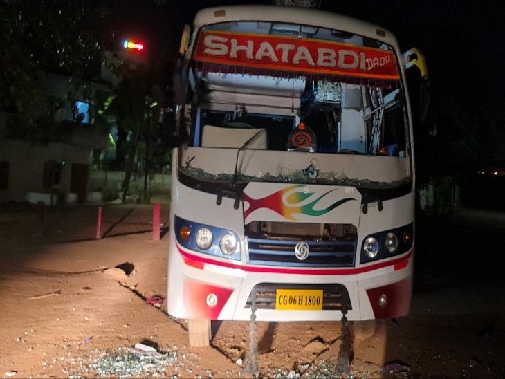 बारातियों की बस में की गई तोड़फोड़