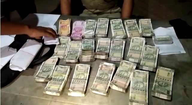 लूट कांड का मास्टरमाइंड रहमान क्लिनिक के कर्मी रिश्तेदार के यहां से बरामद रुपए।